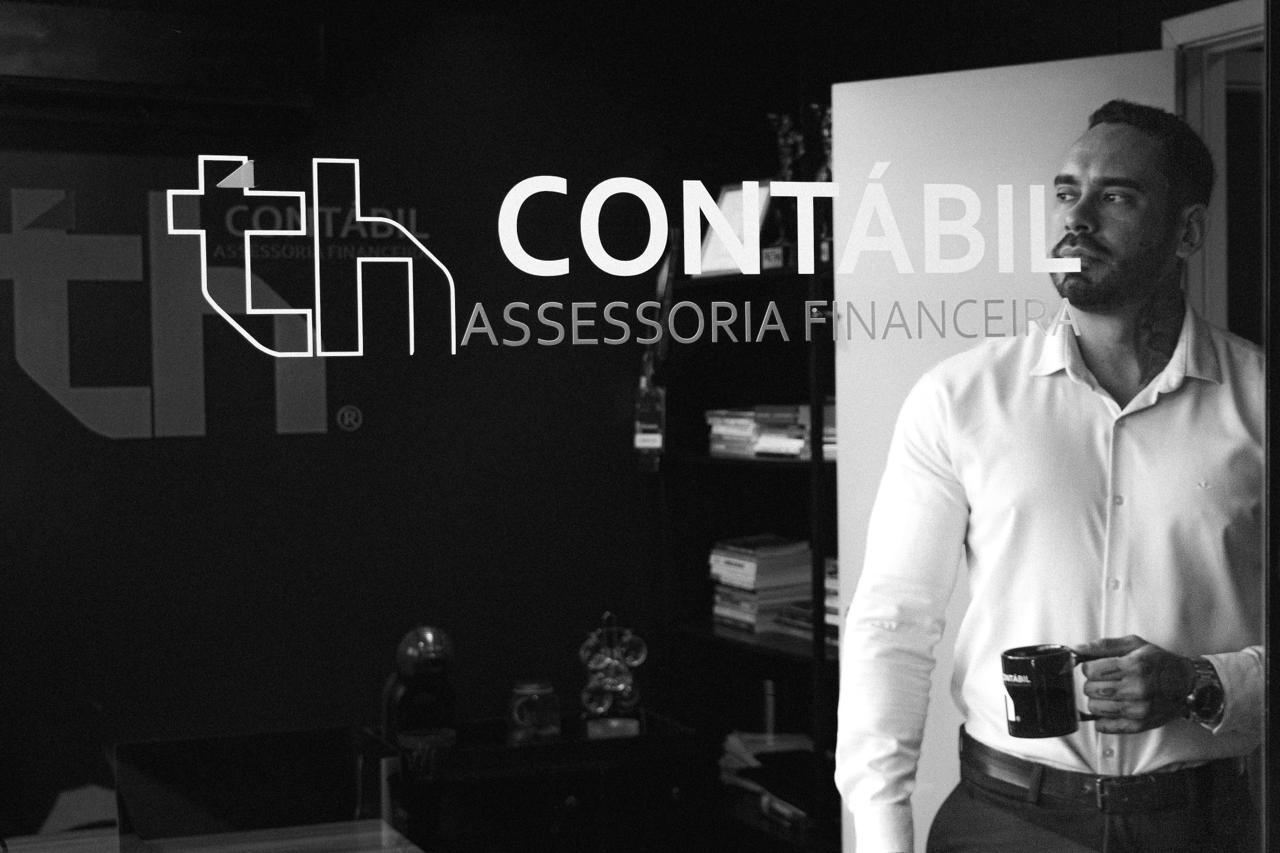 Thiago, da TH Contábil Assessoria Financeira, no escritório